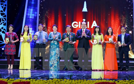 Chủ tịch nước Trần Đại Quang và Chủ tịch Quốc hội Nguyễn Thị Kim Ngân với các tác giả đoạt giải A.